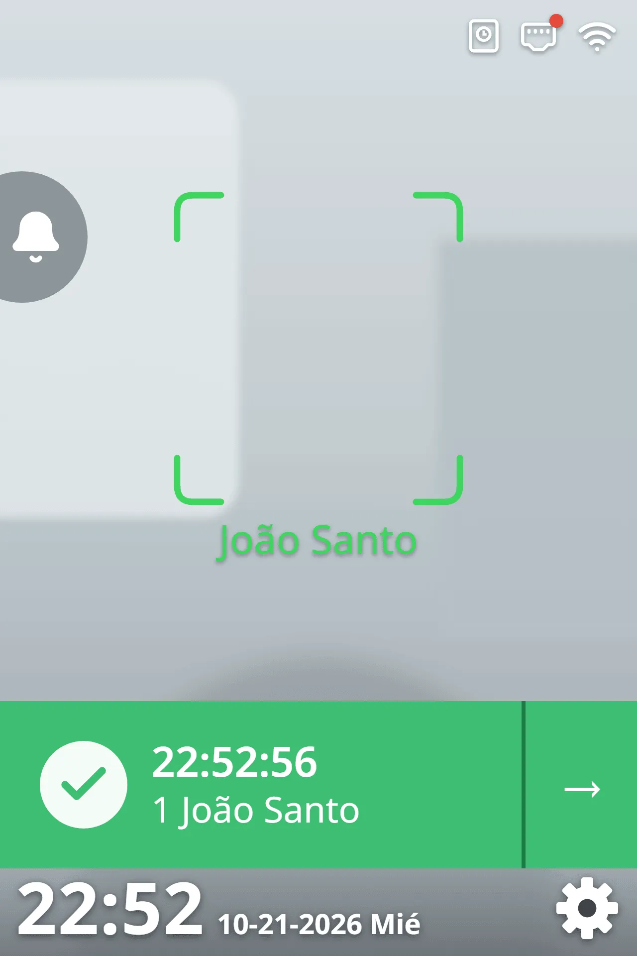 Franja verde de fichaje con hora, ID y nombre